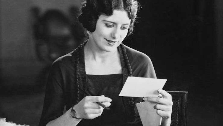 1920s woman reads a letter